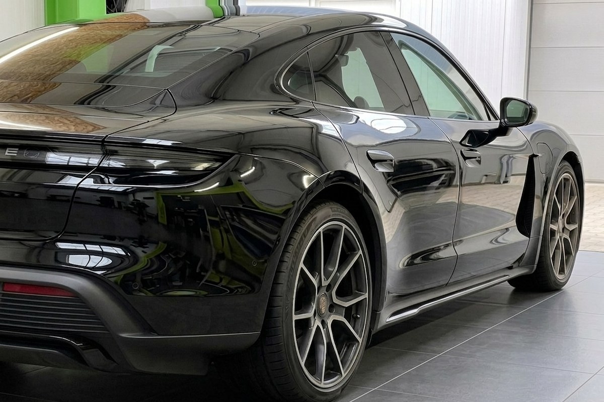 Frisch aufbereiteter Porsche Taycan mit tiefem Spiegelglanz