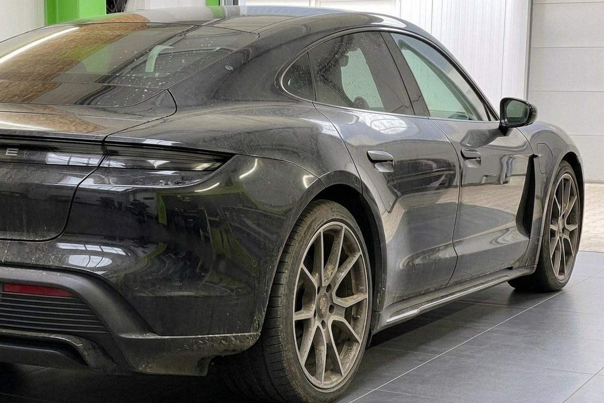 Der gleiche Porsche Taycan vorher: verstaubt und stumpf