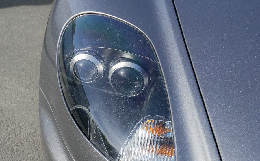Scheinwerfer eines Aston Martin DBS nach der Lackaufbereitung
