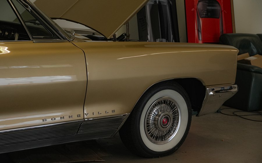 Goldener Pontiac Bonneville, aufbereiteter US-Klassiker