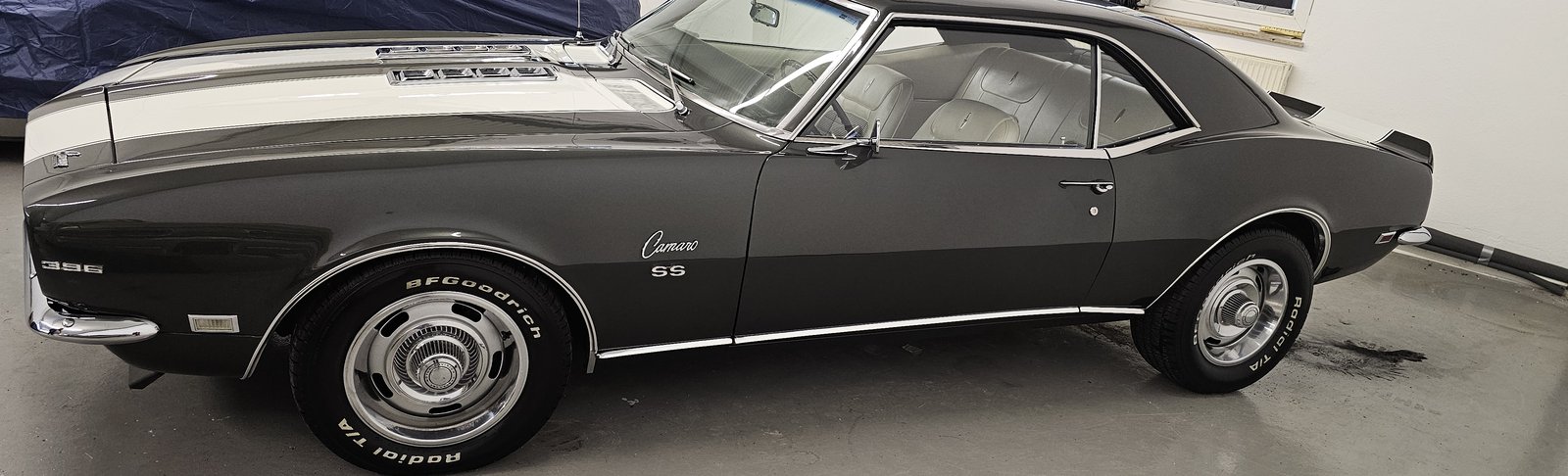 Schwarzer Chevrolet Camaro SS mit wei&szlig;en Streifen, Seitenansicht