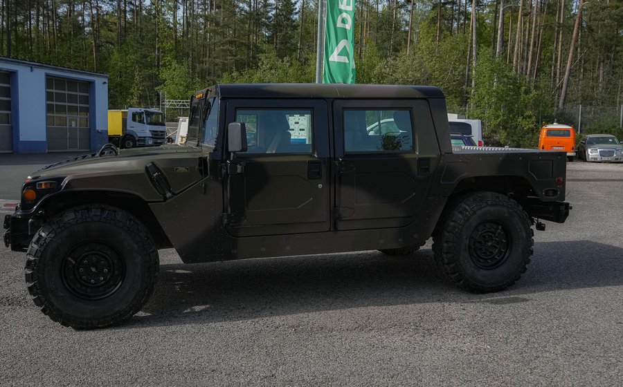 Hummer H1 in Tarnlackierung nach der Aufbereitung