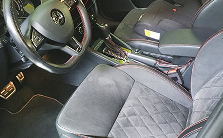 Aufbereiteter Innenraum mit Alcantara-Sitzen