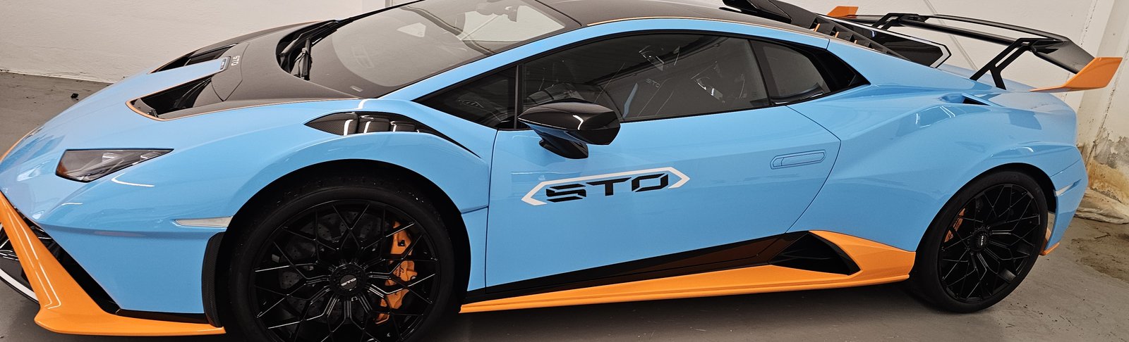 Blauer Lamborghini Hurac&aacute;n STO nach der Aufbereitung, Seitenansicht
