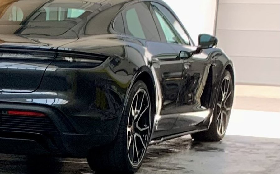 Schwarzer Porsche Taycan im Spiegelglanz nach der Nano-Versiegelung