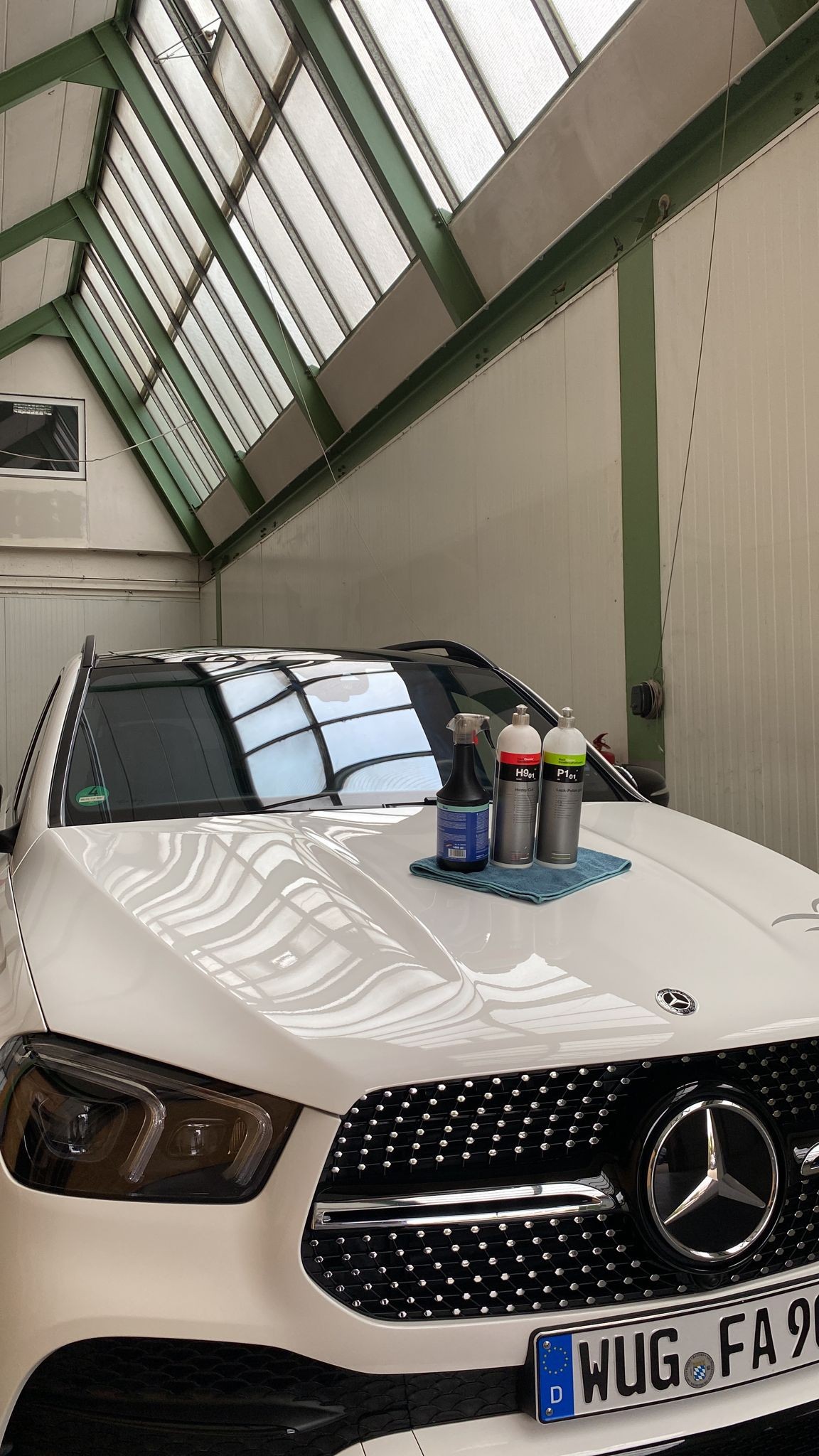 Wei&szlig;er Mercedes GLE mit WUG-Kennzeichen w&auml;hrend der Aufbereitung
